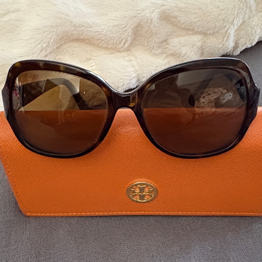 Tory Burch Tortoise Sunglasses with Bold Orange Case…polarized